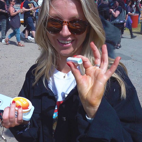 Besökare på Sweden Rock visar upp gratis mensskydd.