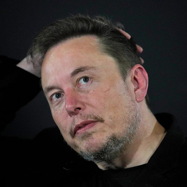 Elon Musk stryker sig i håret.