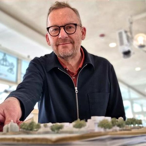 Carl Arnö, stadsbyggnadsdirektör i Västerås stad, står lutad över en prototyp i 3D, som visar hur Västerås kan se ut 2050.