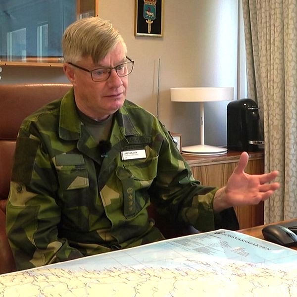 Överste Lars Karlsson, chef för norra militärregionen, sitter på sitt kontor framför en karta över Skandinavien.