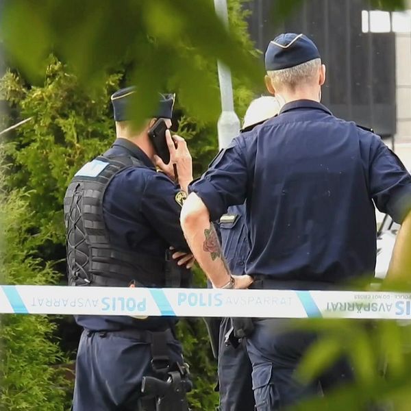 Poliser och ett avspärrningsband vid platsen för en av skjutningarna i Nyköping i augusti 2023.