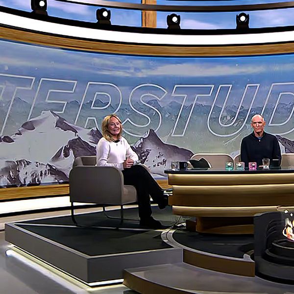 Programledare Yvette Hermundstad och skidskyttexperten Björn Ferry sitter i sofforna i Vinterstudion.