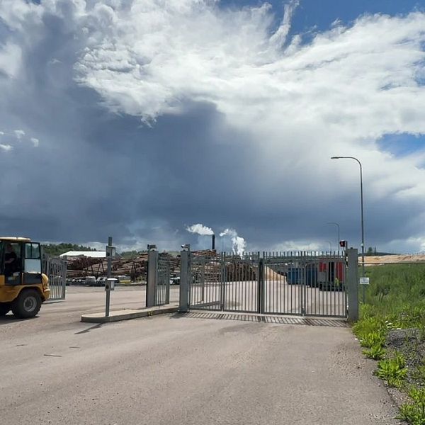 Två personer har skadats allvarligt efter en arbetsplatsolycka på Rottneros bruk.