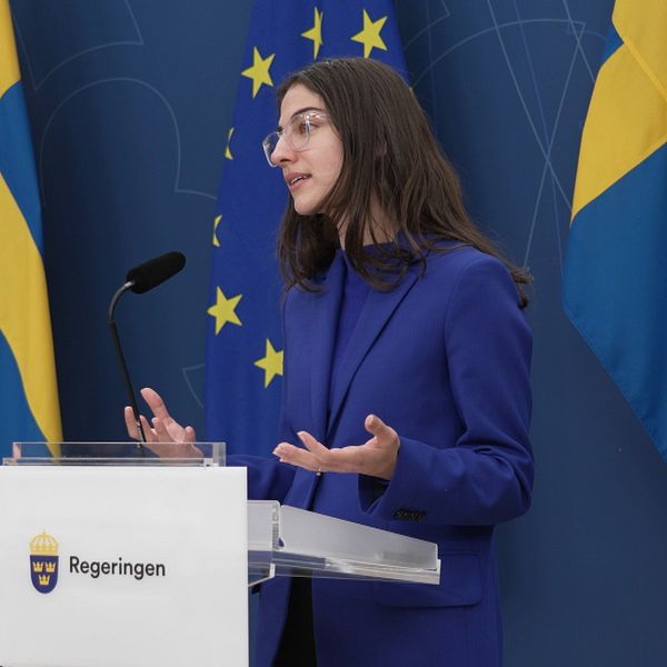Romina Pourmokhtari i samband med presskonferens