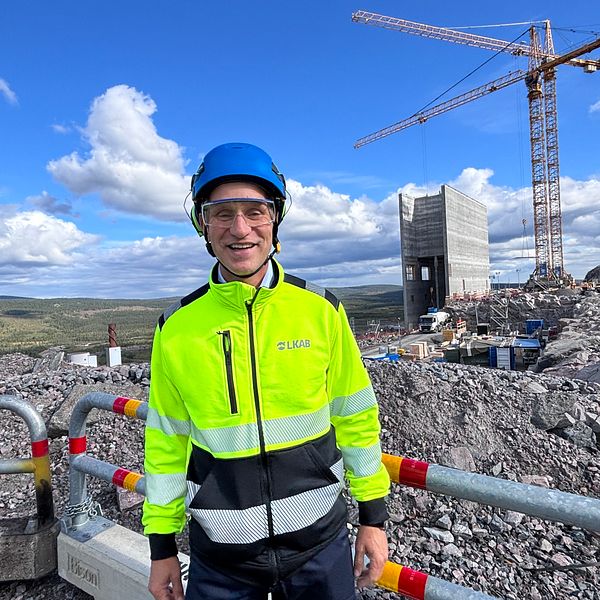 Johan Menckel framför LKAB:s nya sovringsverk i Malmberget