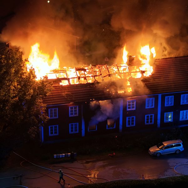 En kraftig brand utbröt under natten mot torsdagen i ett flerfamiljshus i Ringarum