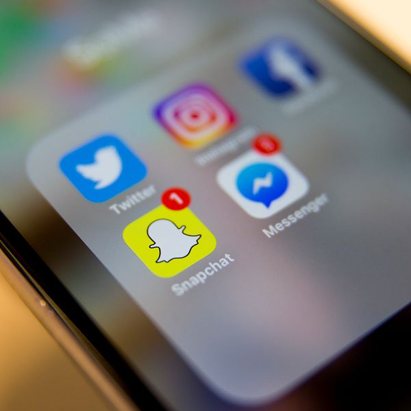 Smartphone-skärm med ikoner för Twitter, Instagram, Facebook, Snapchat och Messenger.