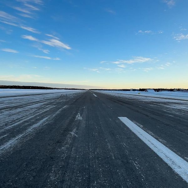 Bild över asfalten på Sundsvall Timrå Airport. Solen skiner.