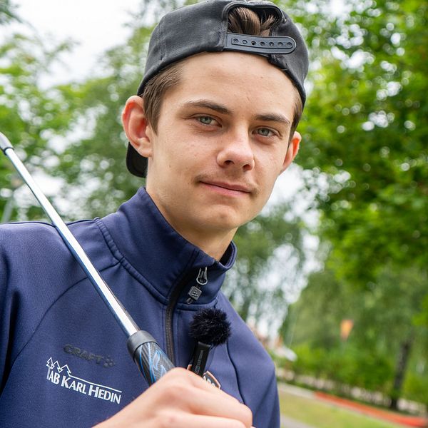 Albin Leanders från Hofors med klubba över axeln på Bangolfbana.