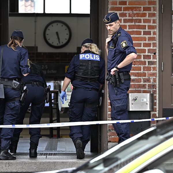 poliser bakom avspärrning till stationshuset i Eslöv