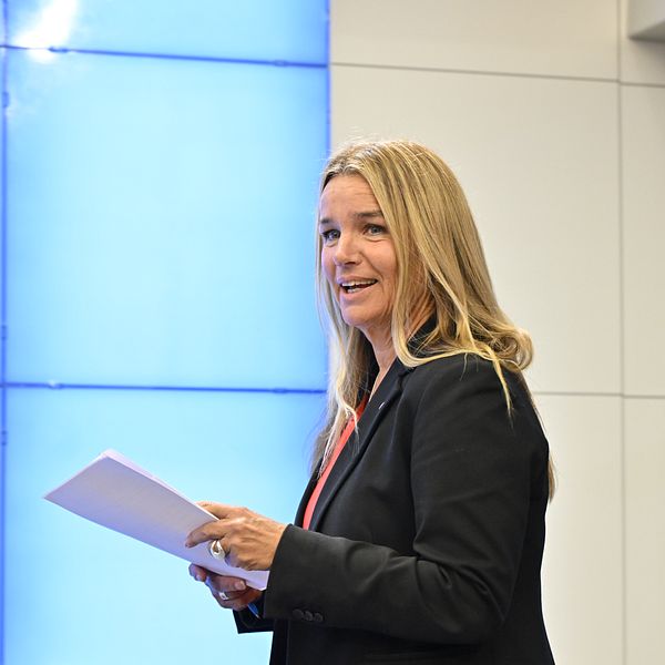 Anna-Caren Sätherberg talar i riksdagen med papper i handen