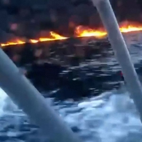 Brinnande ryskt fartyg på havet under attack