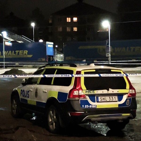 Polisbil innanför avspärrningarna vid Södra station i Örebro. I bakgrunden det godståg som körde över de de personerna som dog,