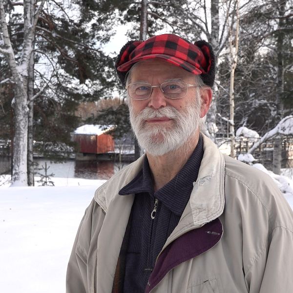 Anders Sundelius står framför en av de dammar som kan komma att rivas för att skapa bättre vattenmiljö i Ljungan
