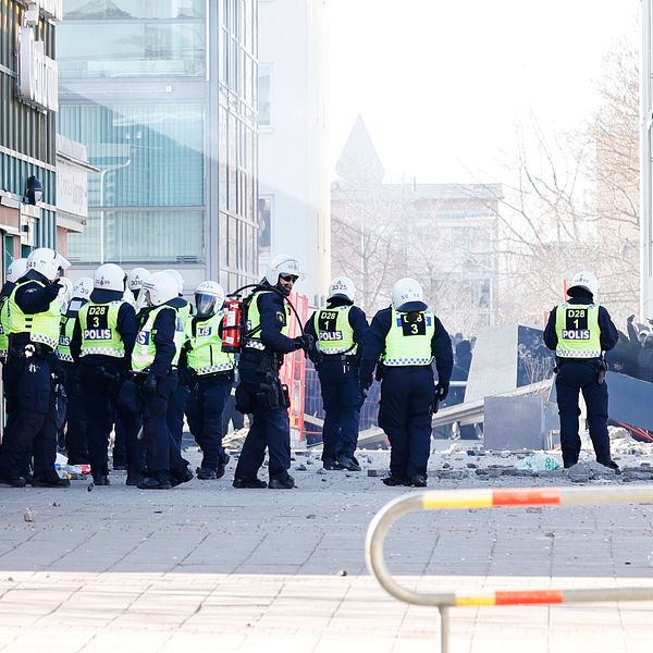 Kravallutrustad polis vid Ringdansen centrum under upploppen i Navestad, Norrköping.