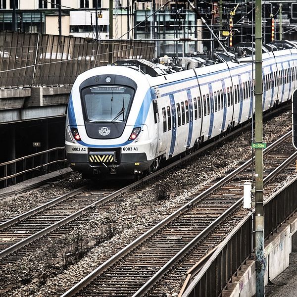 Pendeltåg lämnar Stockholm.