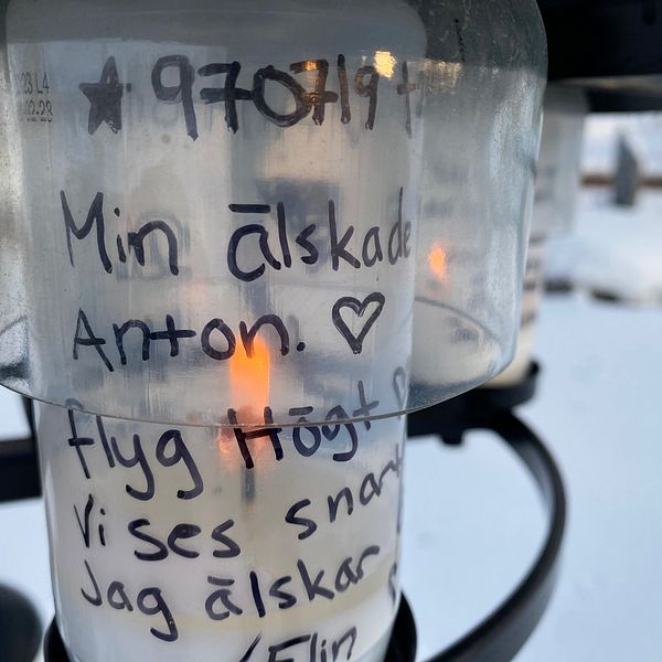 Ljus vid minneslund vid Tuna kyrka i Matfors som tänts till minne av Anton Runsvik som omkom i hissolyckan i Sundbyberg minne av Anton Runsvik