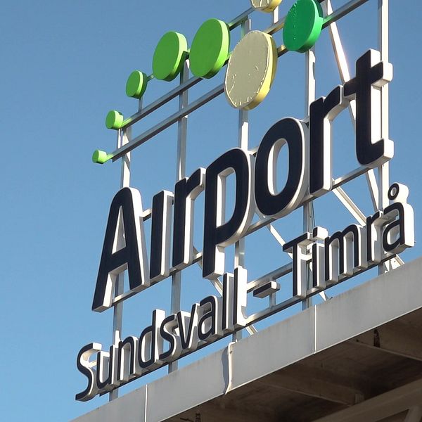 Skylten på Midlanda flygplats som säger: Sundsvall/Timrå Airport.