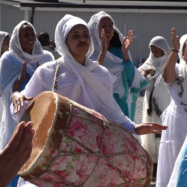 En tjej slår en stor eritreansk trumma