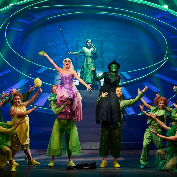 Wicked är i dag den näst mest inkomstbringande musikalen i Broadways historia och spelas nu på Göteborgsoperan, för första gången i Sverige.