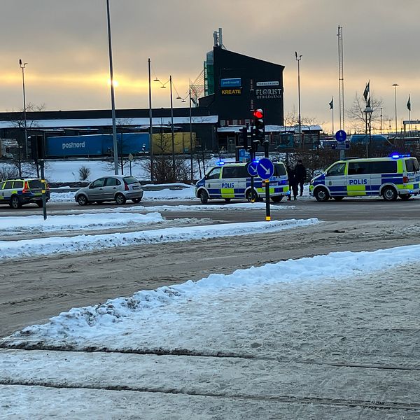 Polisen på plats efter en skjutning i Hägersten.