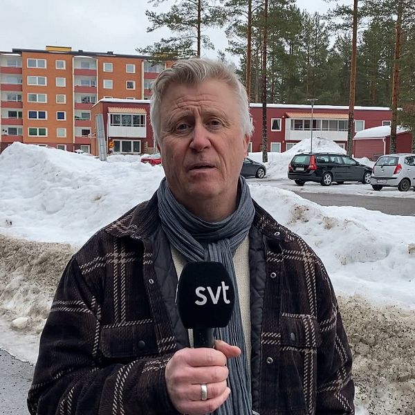 Reporter framför bostadsområde i Timrå kommun.