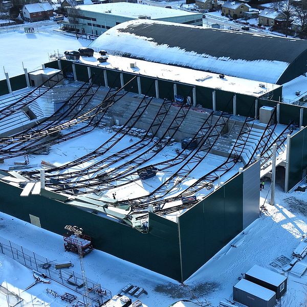 Rasade takstolar på nya arenan i Tingsryd under vintertid
