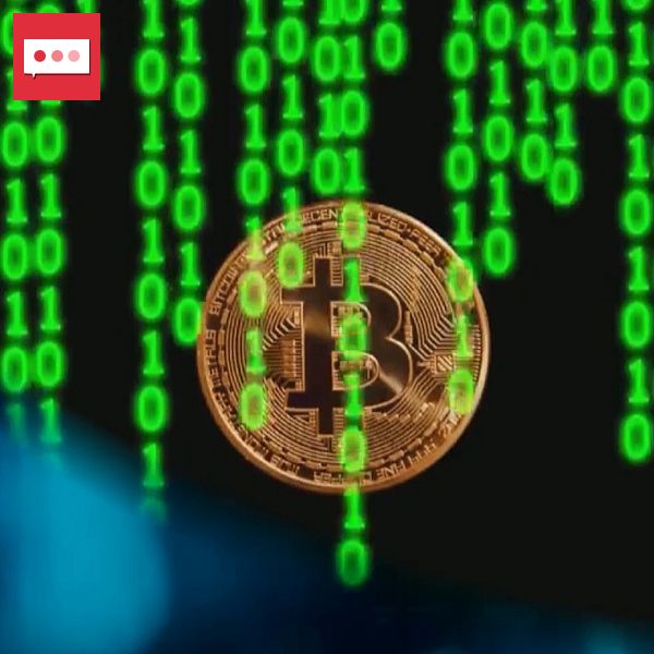 Ett Bitcoin-mynt syns i mitten av bilden, omgiven av nedfallande gröna binära koder, vilket ger ett digitalt och futuristiskt intryck.