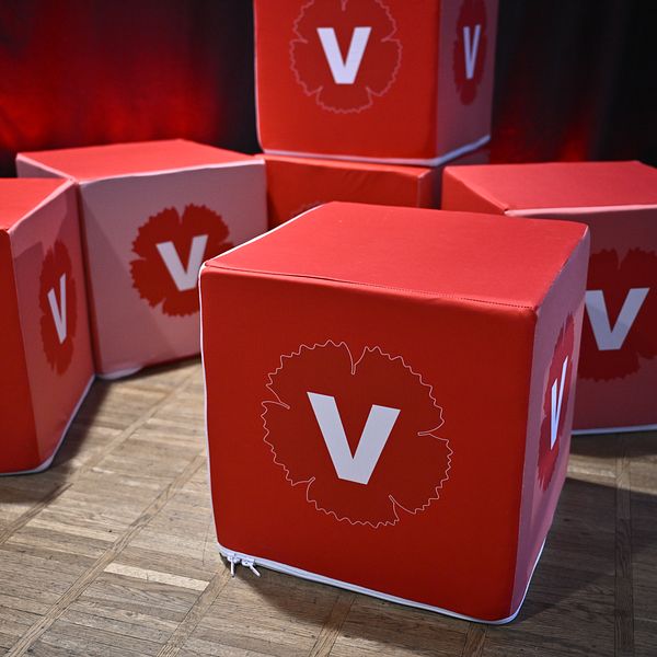 Vänsterpartiets röda valkuber med V-logga på golvet
