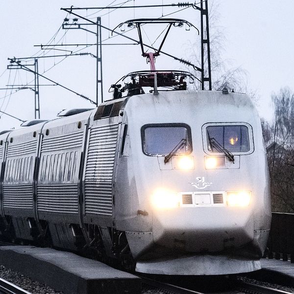 X2000-tåg som åker mot bilden.