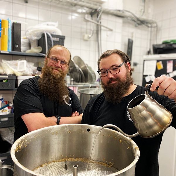 Oscar Kling och Alexander Mets Wingebirg brygger öl i centrala Eskilstuna.