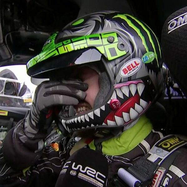 Rallyföraren Oliver Solberg i tårar.