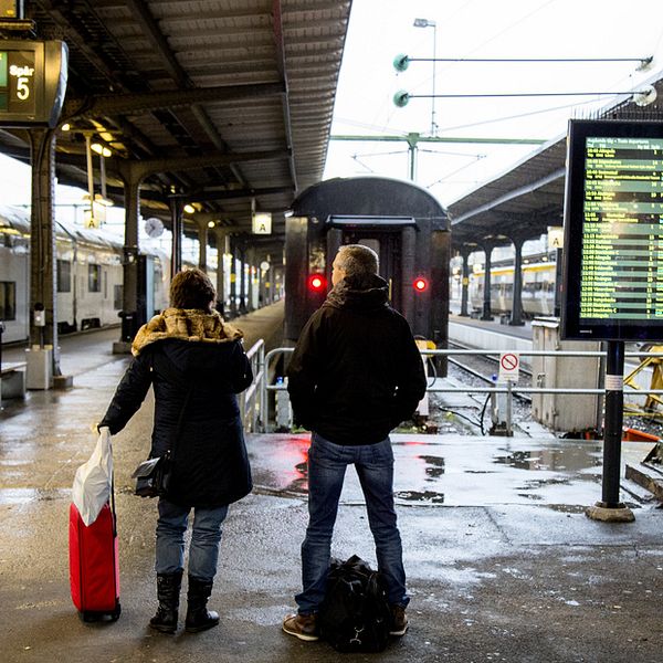 Väntande resenärer på Göteborgs Centralstation en regning dag.