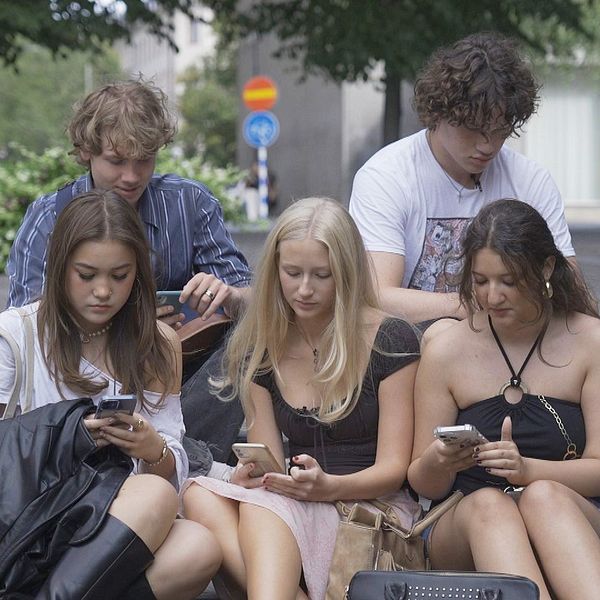 Kiwa Söderman och hennes kompisar har en skärmtid på uppemot sju timmar om dagen. Nu kommer Folkhälsomyndighetens rekommendationer.