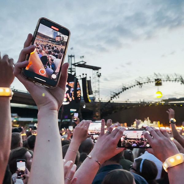 Mobiltelefoner som filmar under en konsert på Ullevi.