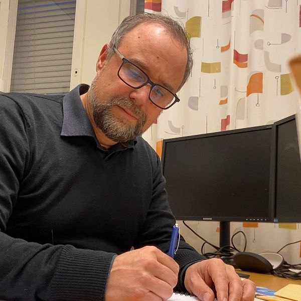 Region Västerbottens direktör Tommy Svensson sitter och skriver på sitt kontor.