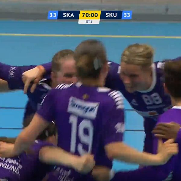 Handbollslag firar i en ring, klädda i lila tröjor på en blå spelplan. Skärmtid 79:00.