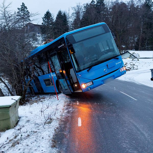 En buss i Kungälv körde i diket.