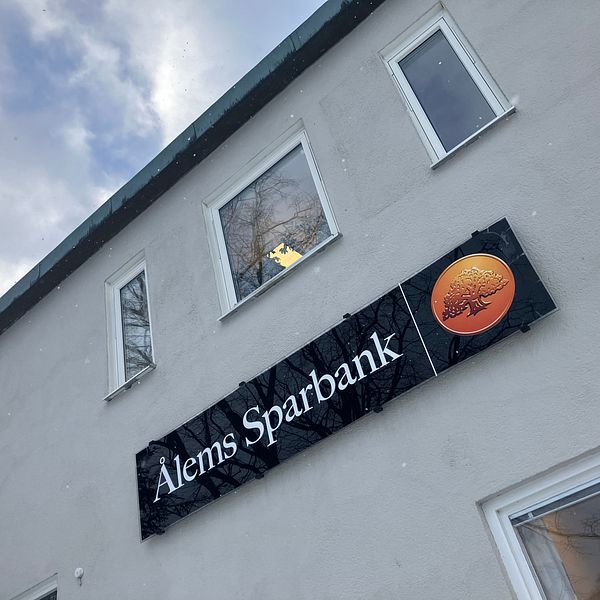 Bild på vit husfasad. Skylt med texten Ålems sparbank på fasaden.