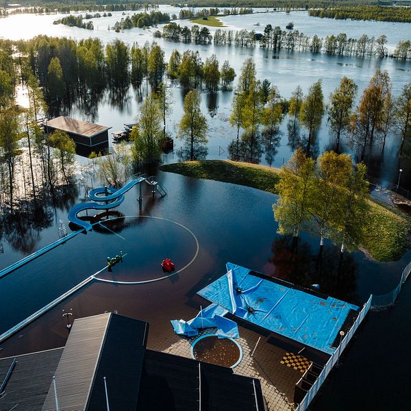 Bild på utomhusbadet i Övertorneå som svämmades över av vårfloden i Torneälven.