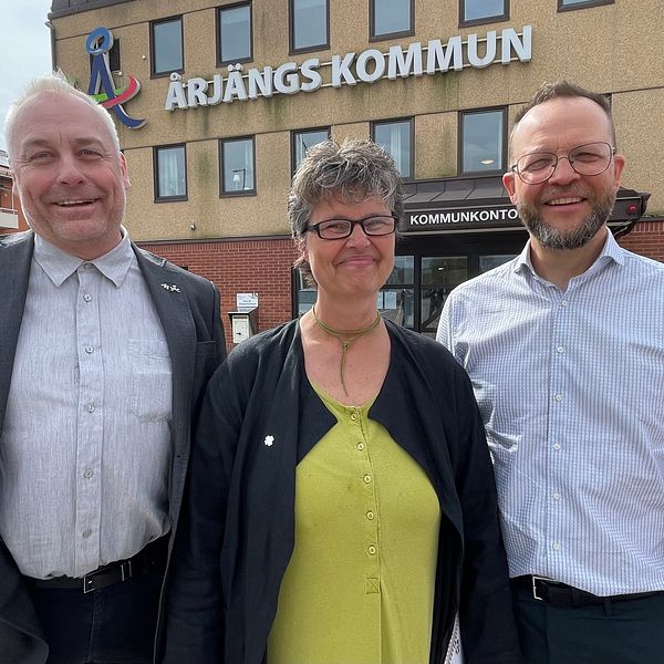kommunpolitiker framför kommunhuset