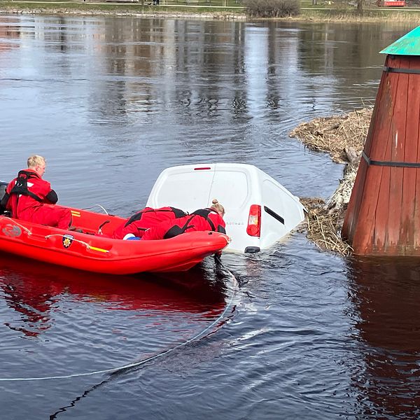 en bil i vattnet i klarälven och en räddningsbåt intill