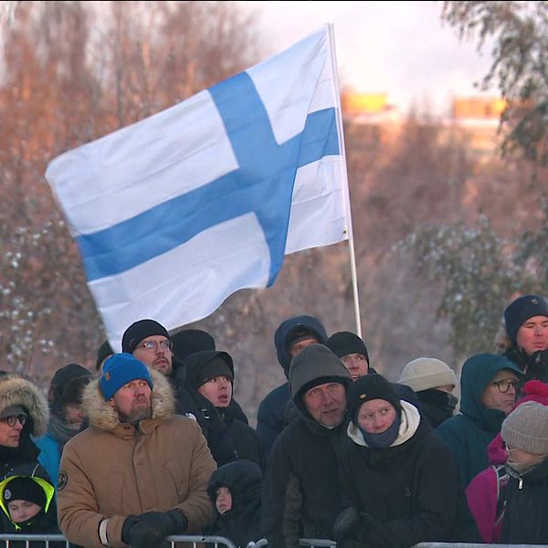 Finlands självständighetsdag 2023.Folkmassan tittar på militärparad i Uleåborg