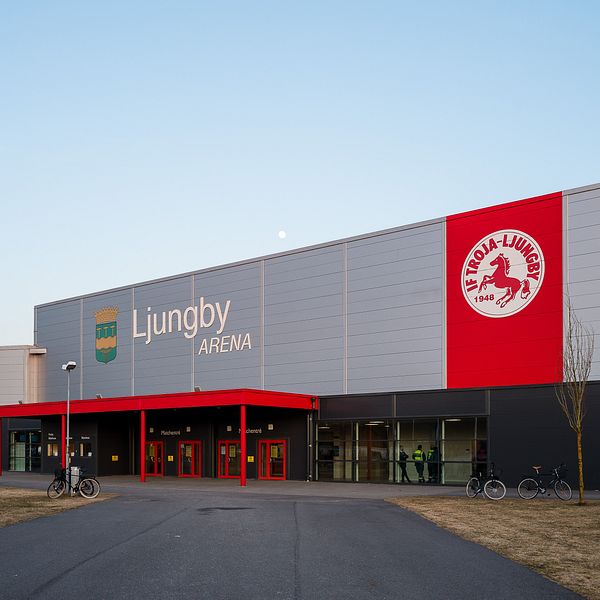 Ljungby Arena i solnedgång med Rögle BK:s logotyp på fasaden.
