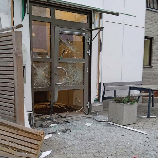 Bild på söndersprängd port i bostad i Falkenberg.
