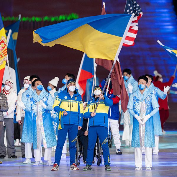 Ukraina tågar in vid paralympics 2022.