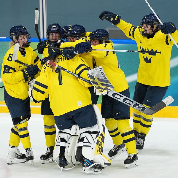 Damkronorna firar mål i ishockey-VM i gula matchtröjor