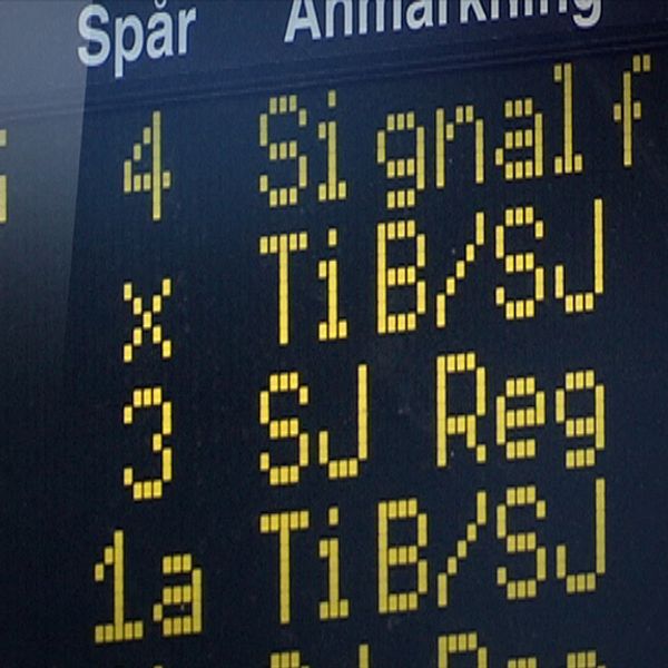 Tåginformationstavla med förseningar och inställda avgångar
