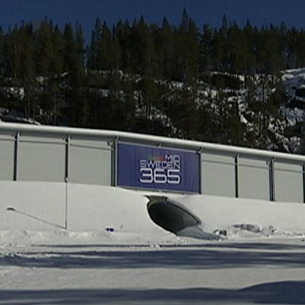 skidtunnel sedd utifrån alltså en lång rätt låg byggnad