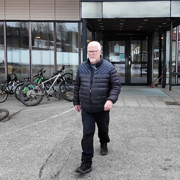 Arne Näslund utanför kommunhuset i Dorotea